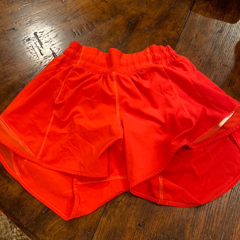 hotty hot shorts, carnation red, size 2, length 4 , tied